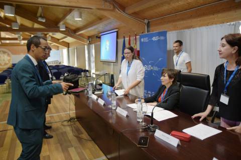 Los directores del congreso, Javier Sierra y Manuel Sánchez de Diego, charlando con las ponentes de la sesión abierta de la Coalición Pro-Acceso.